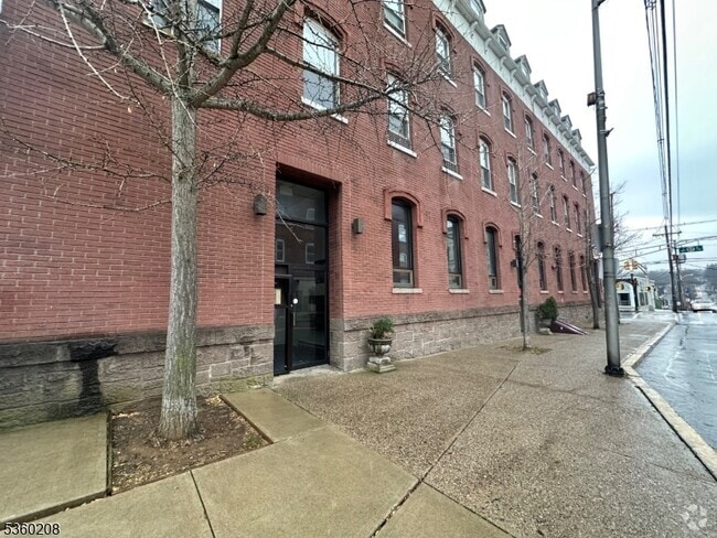 Building Photo - 2 E Washington Ave Rental