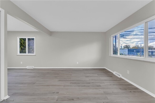 Photo - 1392 E 263rd St