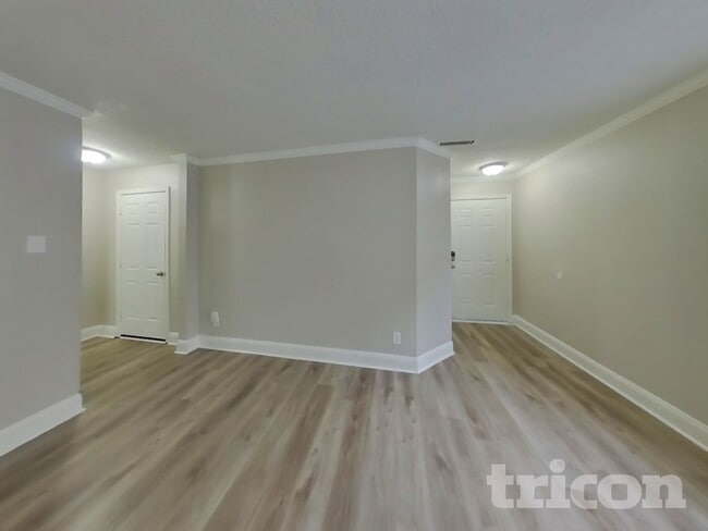 Photo - 4518 Connaught W Dr