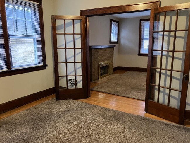 living room/dining room - 121 W 33rd St Unidad #2