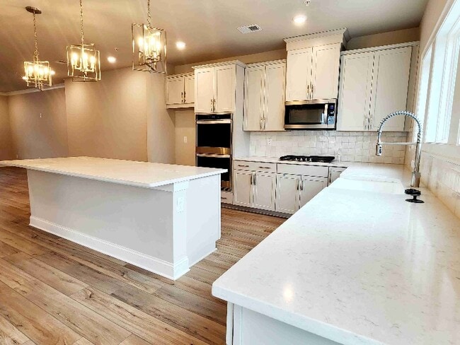 Photo - 1054 Knoxboro Ln