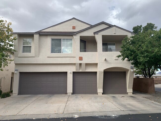 Frente del condominio - 6501 San Antonio Dr NE Unidad 3401