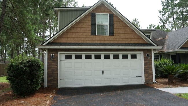 Building Photo - 4 bedroom in Crestwood-convenient location