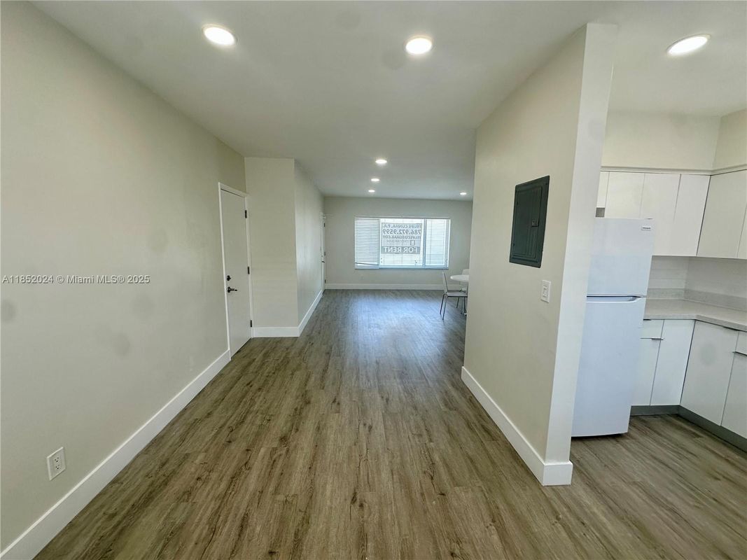 Photo - 8125 Hawthorne Ave