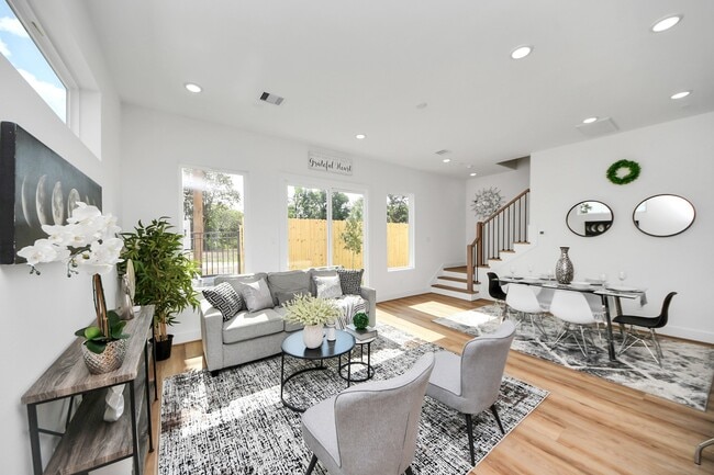 Photo - 2434 Harrington St