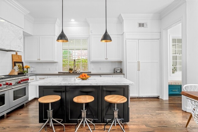 Building Photo - 5527 Briar Dr