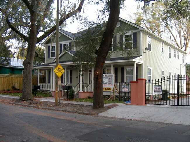 Building Photo - 406 E 38th St Unit 406 B