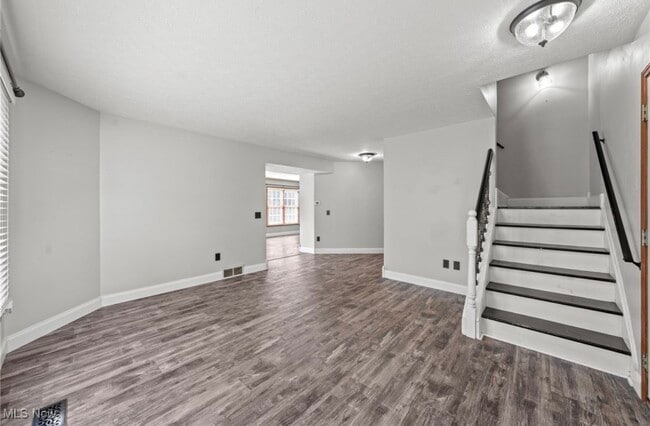 Photo - 430 Charleton Dr