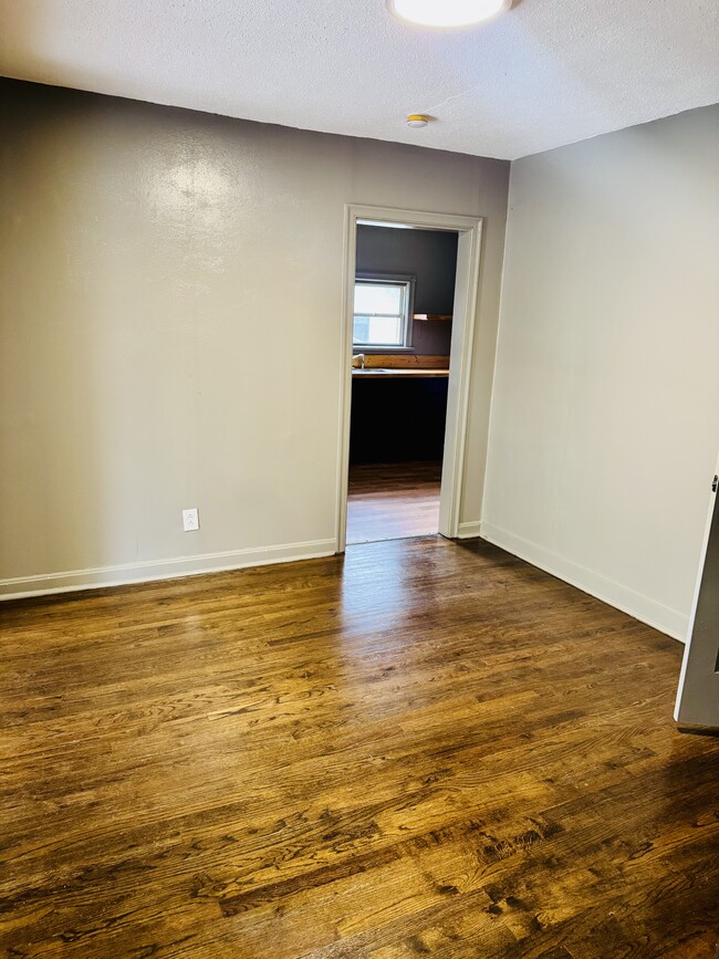 Photo - 1828 Mitchell St