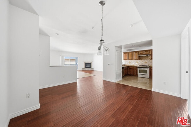 Photo - 4733 Elmwood Ave Unit 304