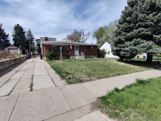 3 Bed/2 Bath with 2 Kitchens - Available Now! - 3 Bed/2 Bath with 2 Kitchens - Available Now! House