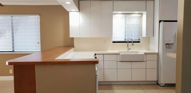 Building Photo - 331 Lakeview Dr Unit 206