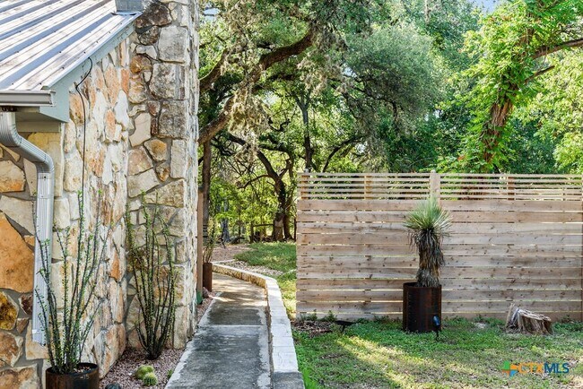 Photo - 202 Leveritts Loop