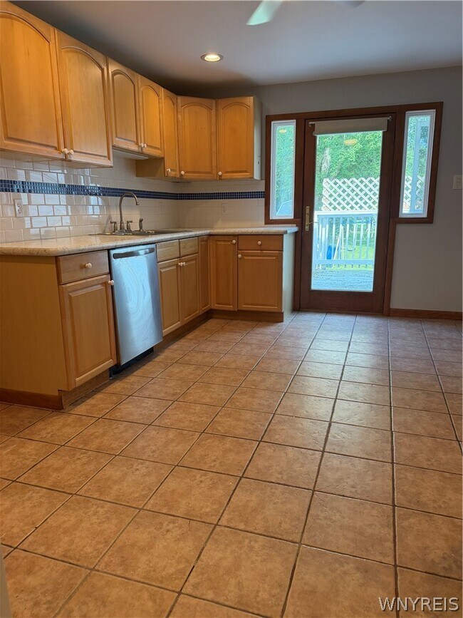 Photo - 781 Campbell Blvd