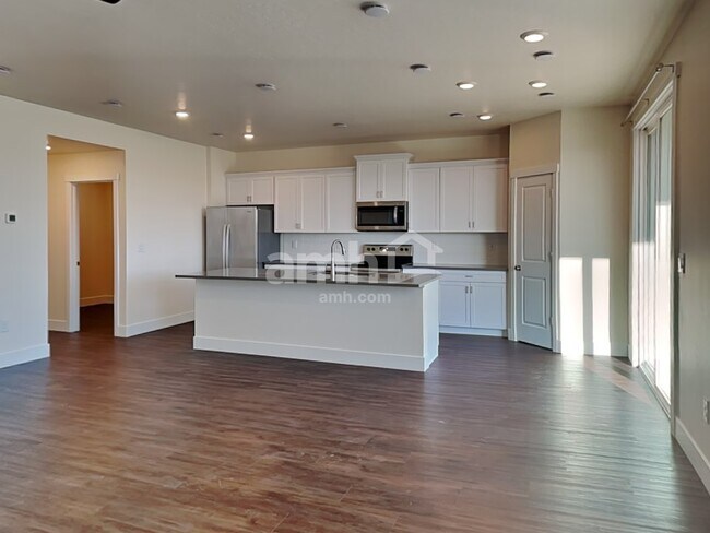 Photo - 6550 Spriggel St