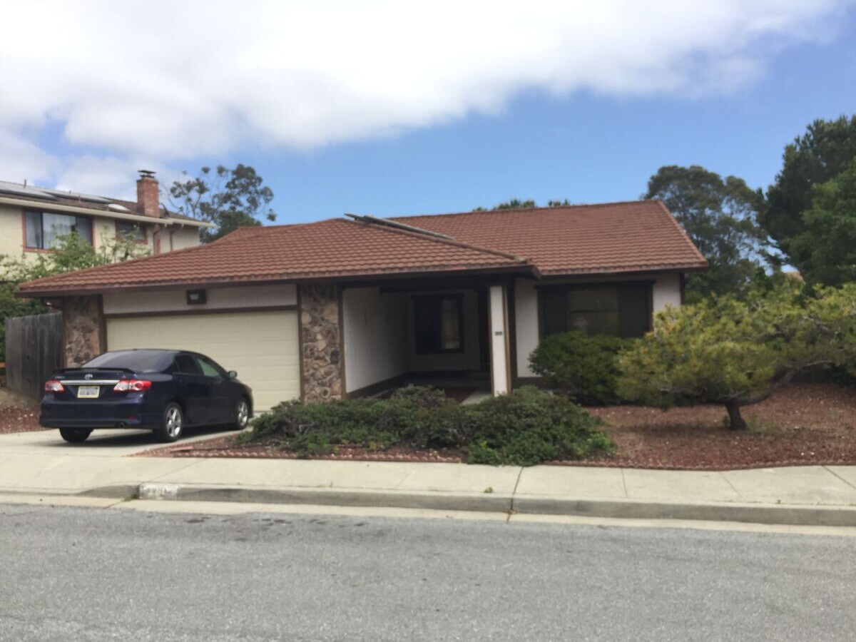 Photo - Sunny 5 Bedroom 3 Bath walk to UC