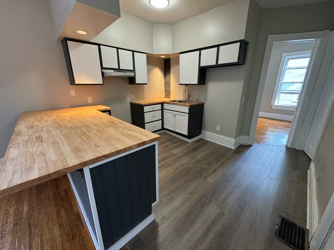 Kitchen - 988 Clinton Ave S Unit 1