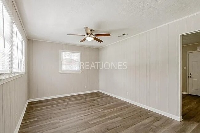 Photo - 928 Perry Dr