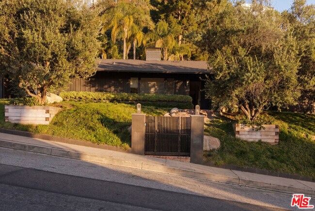 Photo - 1744 N Doheny Dr