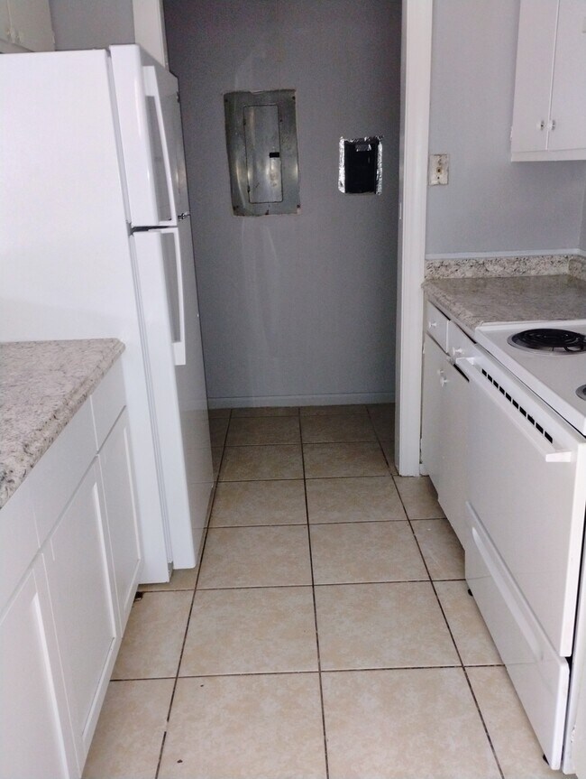 1652 Cedar Lake Dr Unit D