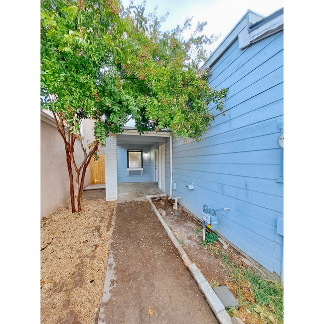 Building Photo - Stunning 2 Story Home with 3BR and a Backyard-Available Now!