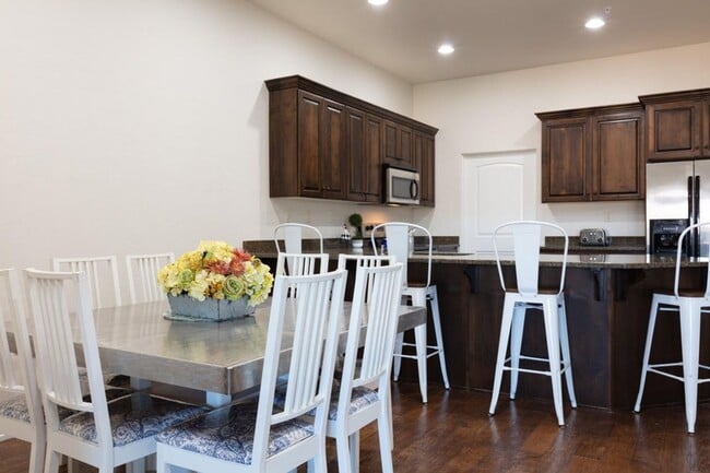 Photo - Bella Terrazza FURNISHED CONDO -- Golf C...