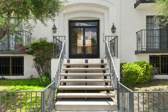 Photo - 5240 Whitsett Ave