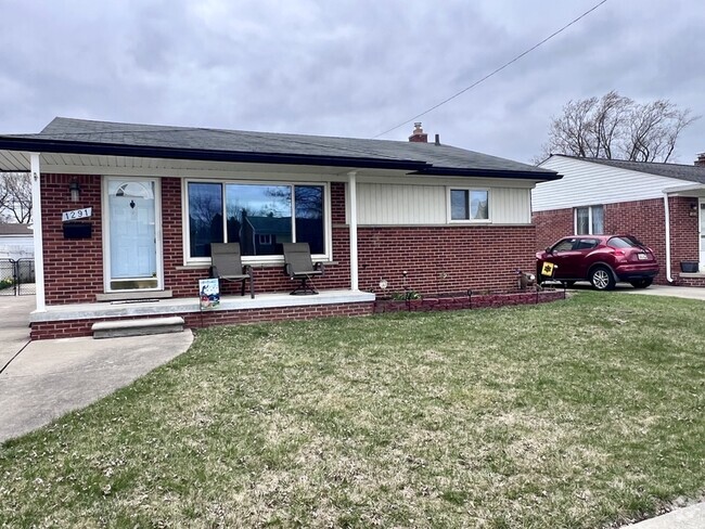 Building Photo - 1291 N Selfridge Blvd Rental
