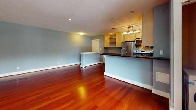 Photo - Top Floor Palisades Spacious One Bedroom W/Washer/Dryer In Unit!