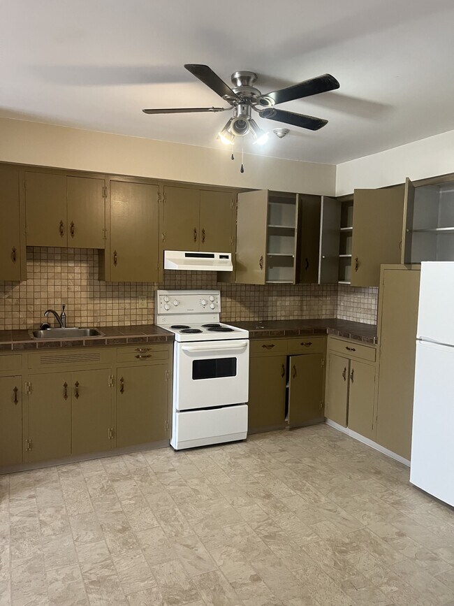 Building Photo - 615 Chalmers Ct Unit 5