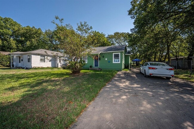 Building Photo - Three Bedroom Rental