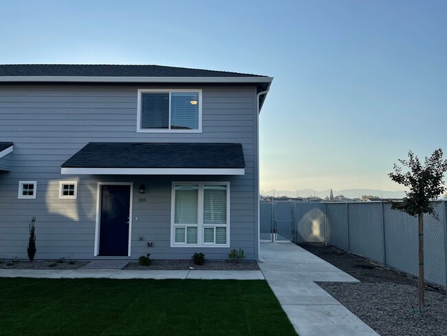 Building Photo - End Townhouse Unit in South Medford/Phoenix Area