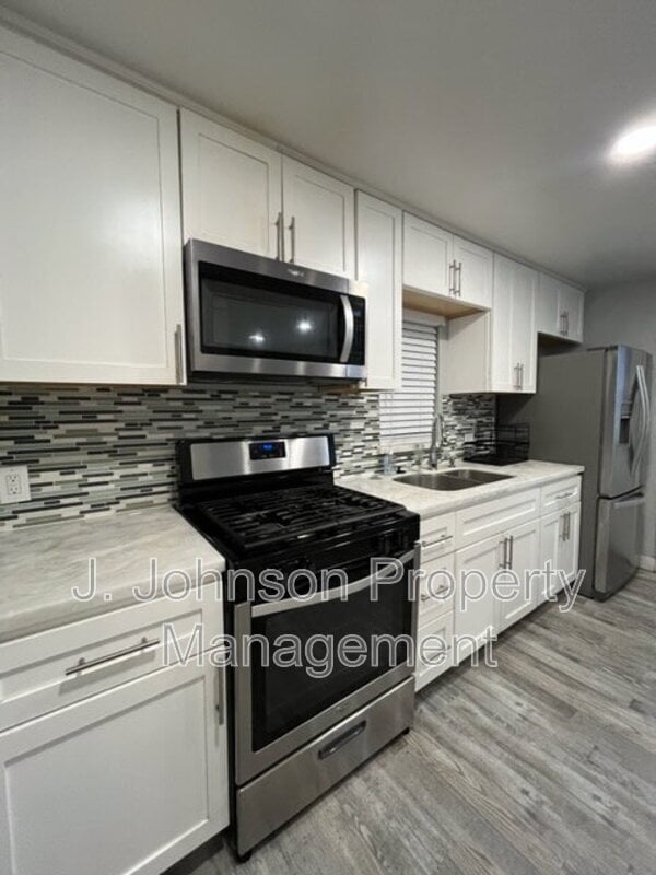 Photo - 320 W Whittier Ave