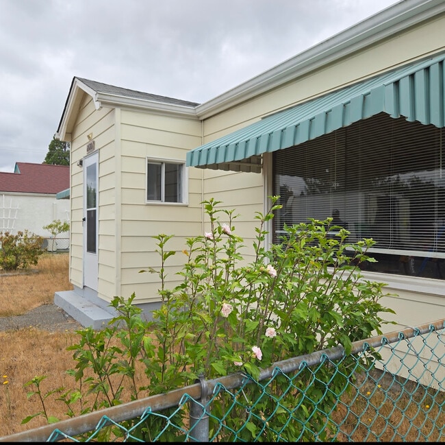 Building Photo - 2120 Laurel St