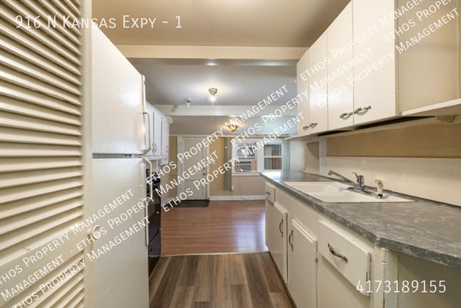 Photo - 916 N Kansas Expy Unit 1