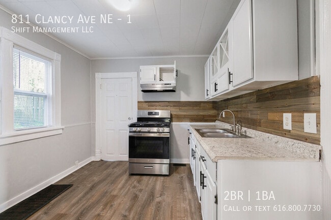 Photo - 811 Clancy Ave NE