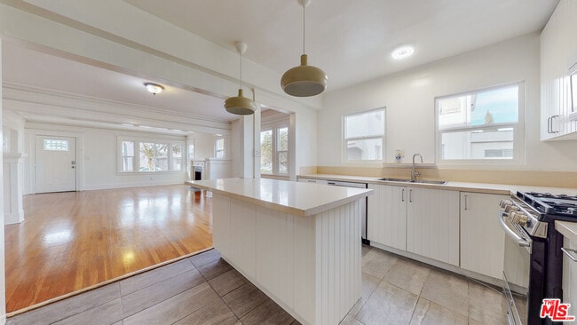 Building Photo - 1436 S Norton Ave