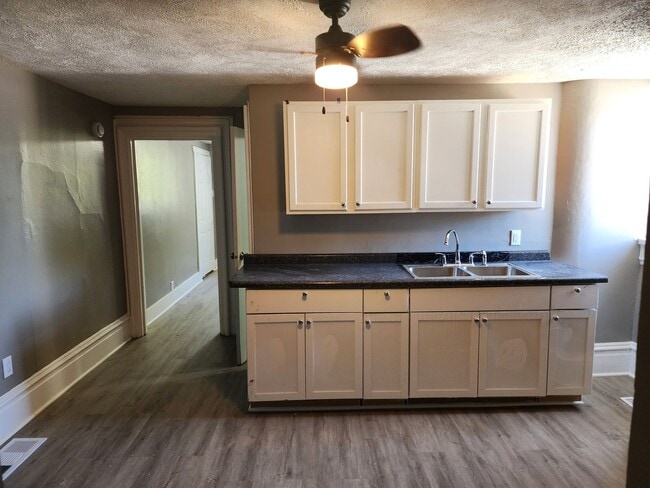 Building Photo - 2 bed 1 bath upstairs apartment Unit 418-D South Union Street