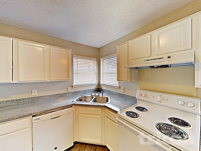 Photo - 206 Briarglen Dr