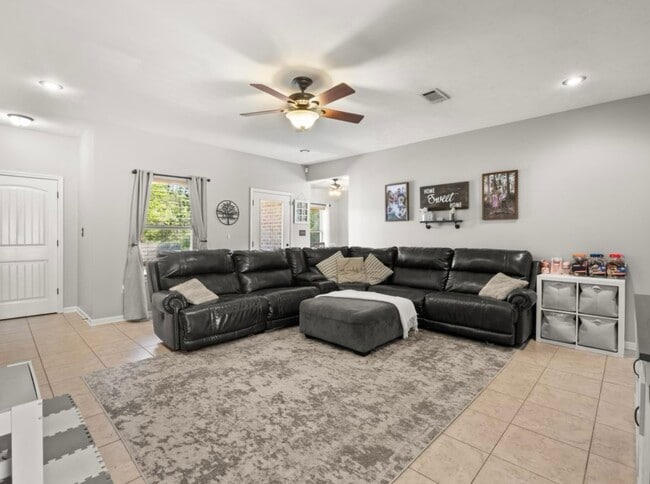 Spacious living room - 1708 Brookhaven St
