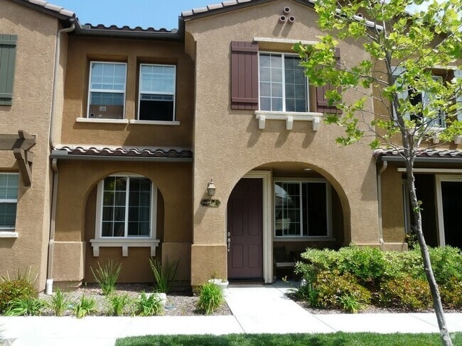 Building Photo - Beautiful, Must See 3 Bed, 2.5 Bath Town H... Rental