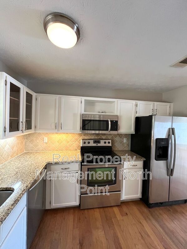 Photo - 585 Wedgewood Dr