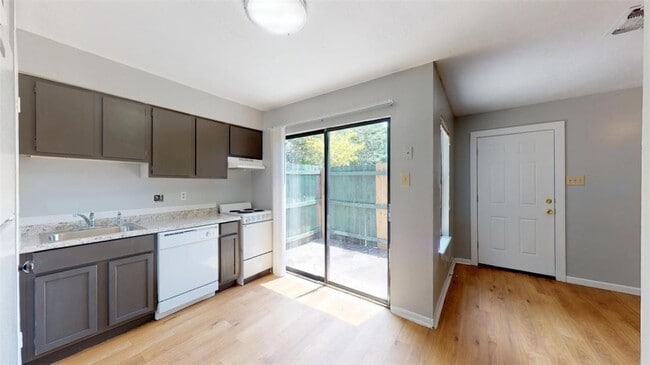 Photo - 725 Peppertree Dr Unit 1