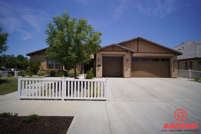Building Photo - Glamorous Home in Seven Oaks Gated Community!