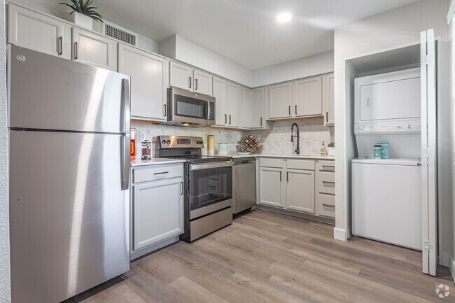 Manhattan - 2BD, 1BA - 837SF