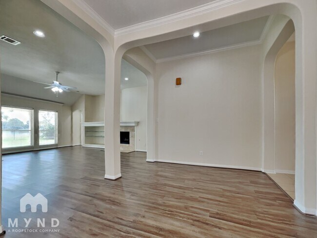 Photo - 1605 Garden Lakes Dr