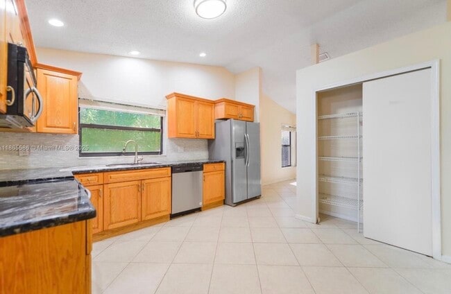 Building Photo - 2532 NW 87th Dr Rental