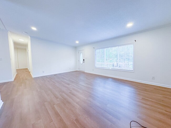 Photo - 4 Bedroom, 2 Bathroom: Pets Allowed!
