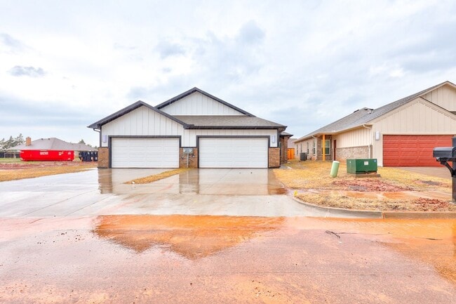 Building Photo - Stunning Brand New Duplex with Private Backyard in Edmond!