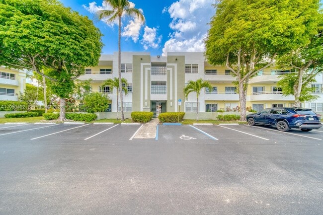 Building Photo - 10795 SW 108th Ave Unit 304